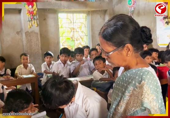২০১৮-তে অবসর! এখনও বেতন ছাড়াই ক্লাস নেন এই শিক্ষিকা