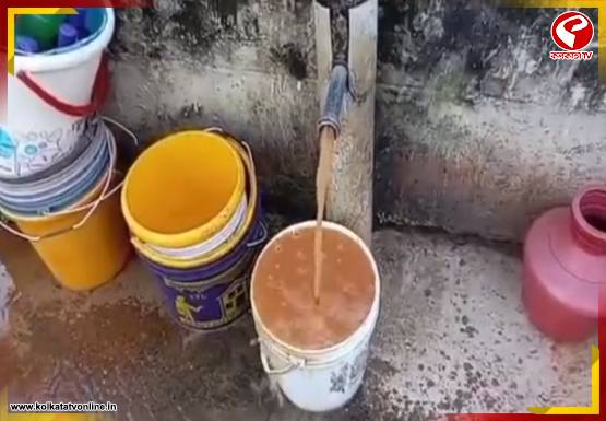 পানীয় জলের কল থেকে বেরোচ্ছে ঘোলাটে জল! সমস্যায় কাঁকসার গোপালপুরের বাসিন্দারা