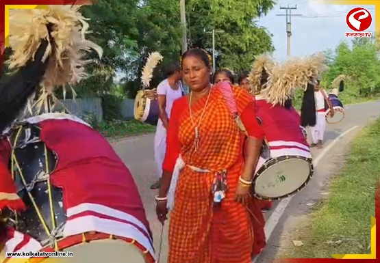 নারীশক্তির জয়যাত্রা, কাঁধে ঢাক নিয়ে দূর-দূরান্তে পাড়ি দেয় মহিলারা
