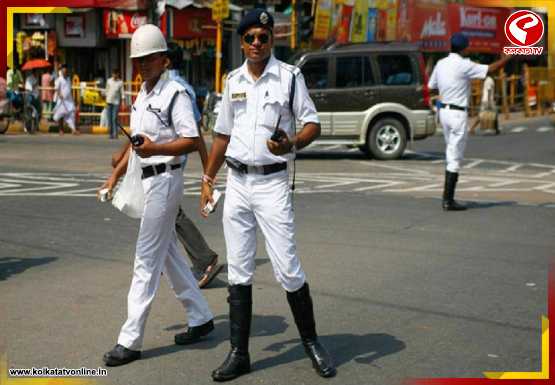 ঠিক যেন দশভুজা! পুজোয় ভিড় সামলে চ্যাম্পিয়ন কলকাতা পুলিশ