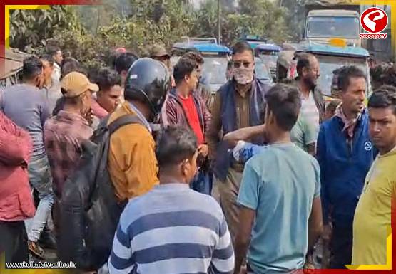 রাস্তা সংস্কারের দাবিতে পথ অবরোধ, ক্ষোভে ফুঁসছেন এলাকাবাসীরা