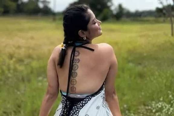 খোলা পিঠে সোনামণির ট্যাটু ফ্লন্ট!