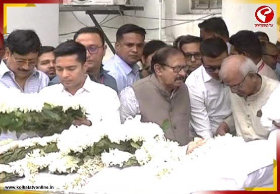 বিধানসভায় মুকুল রায়কে ফুলেরস্তবকে শ্রদ্ধা অভিষেকের