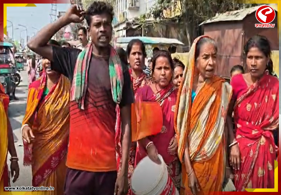 দীর্ঘদিন ধরে জল পাচ্ছেন না, রাস্তা অবরোধ করে বিক্ষোভ দেখালেন গ্রামবাসী!