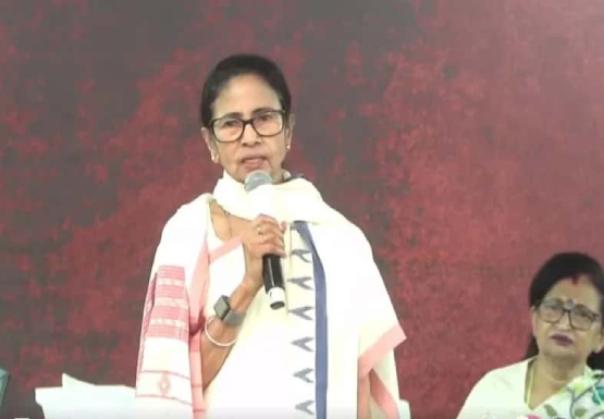 বেশি বাড়াবাড়ি করলে দিল্লির সরকার ফেলে দেব, ধরনা মঞ্চ থেকে হুঁশিয়ারি মমতার