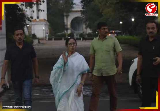 ইদের সন্ধ্যায় লোকভবনে মমতা