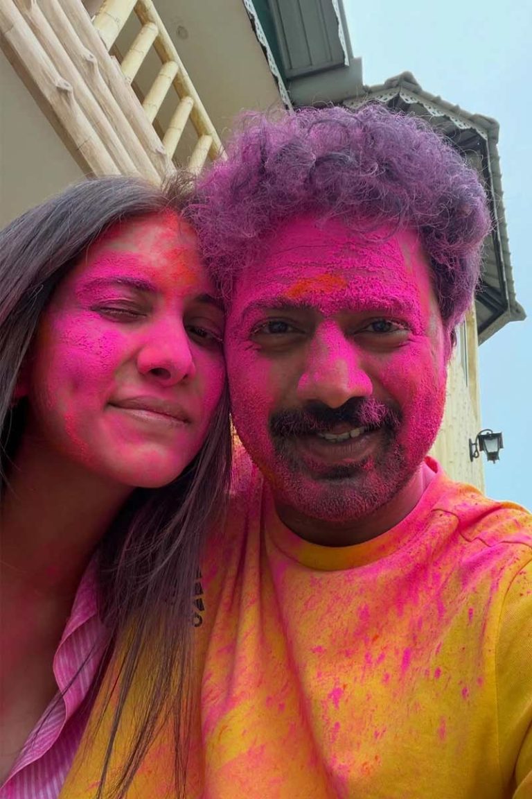 গোলাপি-হলুদ-সবুজ আবিরে মাখামাখি দেব-রুক্মিণী