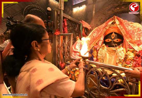 নববর্ষের আগে কালীঘাট মন্দিরে মমতা! মায়ের আরতি করে কী বার্তা দিলেন মুখ্যমন্ত্রী? দেখুন