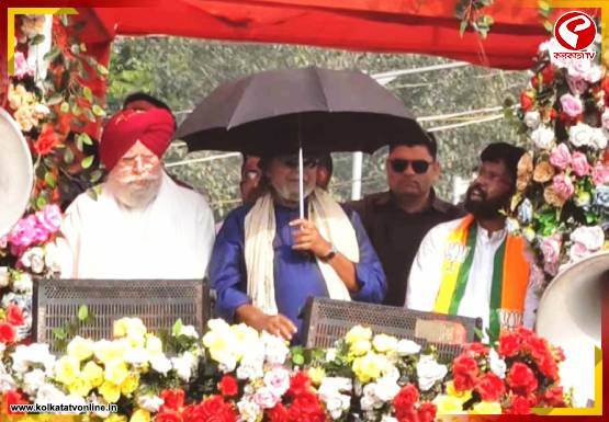 রোড শো ছেড়ে এসি গাড়িতে মিঠুন! প্রচারের মাঝে কী হল বিজেপির তারকা প্রচারকের?