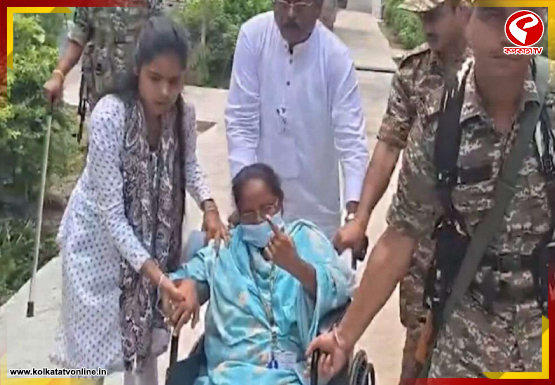 অ্যাম্বুল্যান্সে করে ভোট কেন্দ্রে সাংসদ মিতালি