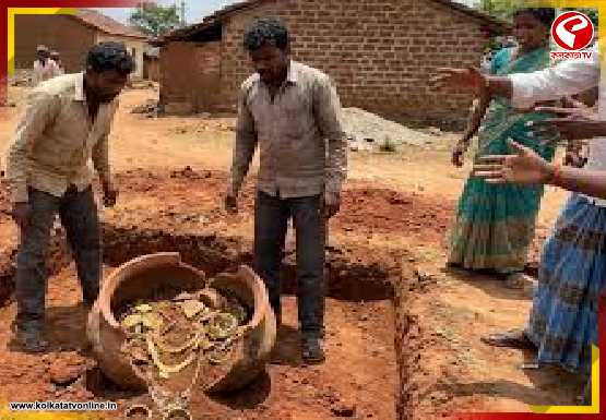 মন্দিরের ভিত খুঁড়তেই সোনার ইট! উত্তরপ্রদেশে ‘গুপ্তধন’ ঘিরে চাঞ্চল্য