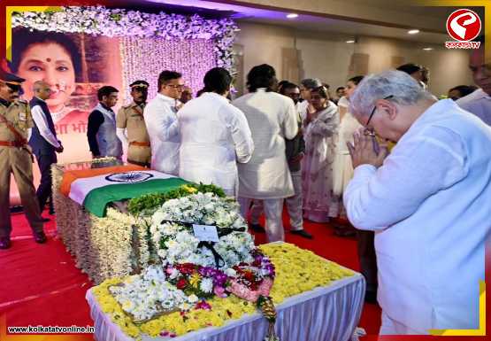 শেষ যাত্রায় সুরের আবহ, জাতীয় পতাকায় মোড়া আশার দেহ