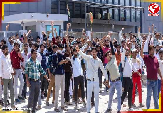 নয়ডায় শ্রমিক বিক্ষোভের পর মধ্যরাতের বৈঠক, বেতন বৃদ্ধি-সহ একাধিক দাবিতে জোর শ্রমিকদের