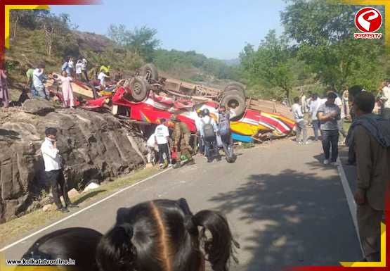 ‘মৃত্যু-বাঁকে’ বাস! খাদে গড়িয়ে কাশ্মীরে মৃত্যু ১৫ জনের