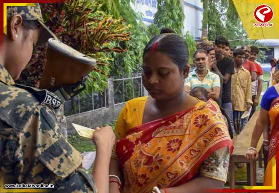 কাঁকসায় ‘মডেল বুথে’ উৎসবের আমেজ! মহিলা কর্মীদের হাতেই ভোট পরিচালনা, স্বস্তিতে ভোটাররা