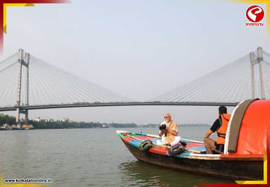 মাছ-ঝালমুড়ির পর ‘মা গঙ্গা’ কার্ড! ভোটের পরদিন ভোরেই গঙ্গায় নৌকাবিহারে মোদি