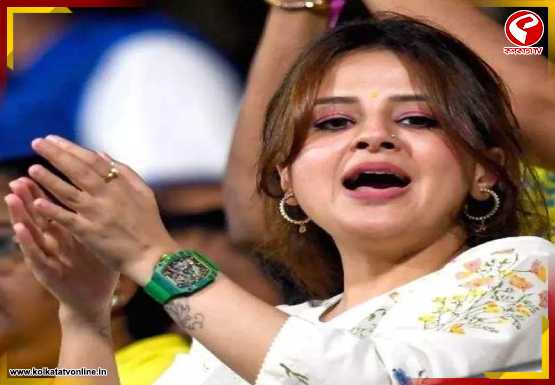 CSK ম্যাচে ক্যামেরা ঘুরতেই ‘বুম’! সাক্ষী ধোনির হাতে ৩ কোটির ঘড়ি, নেটদুনিয়ায় ঝড়