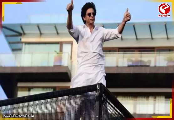 মন্নতের সামনে গৃহহীন ভক্ত, এগিয়ে এলেন শাহরুখ