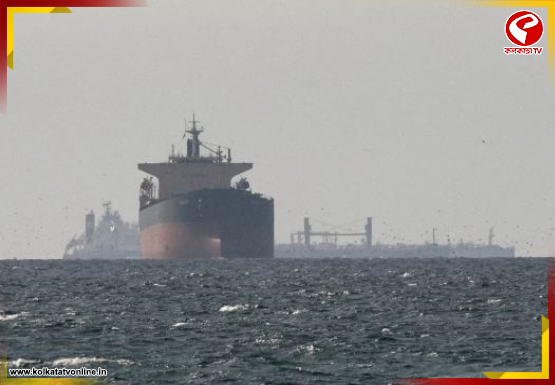 হরমুজ পার করে ভারত থেকে আমিরশাহীর দিকে জাহাজ