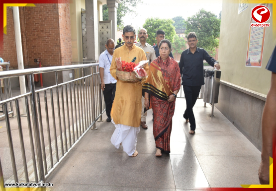 পরনে ধুতি পাঞ্জাবি, সস্ত্রীক কালীঘাট মন্দিরে পুজো দিলেন রাজ্যপাল আর এন রবি