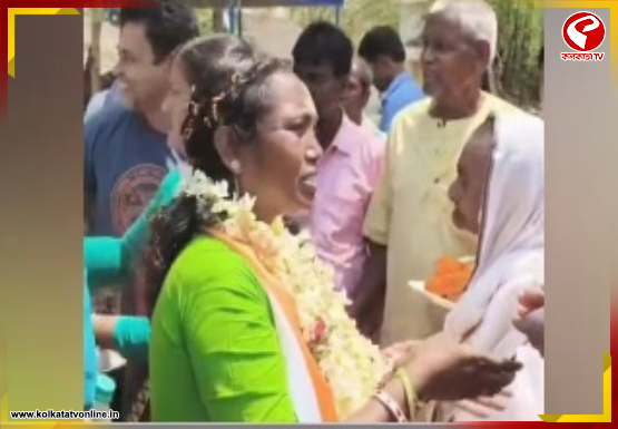 তীব্র গরম উপেক্ষা করে বাঁকুড়ায় প্রচারে তৃণমূল প্রার্থী শামলী রায় বাগদির