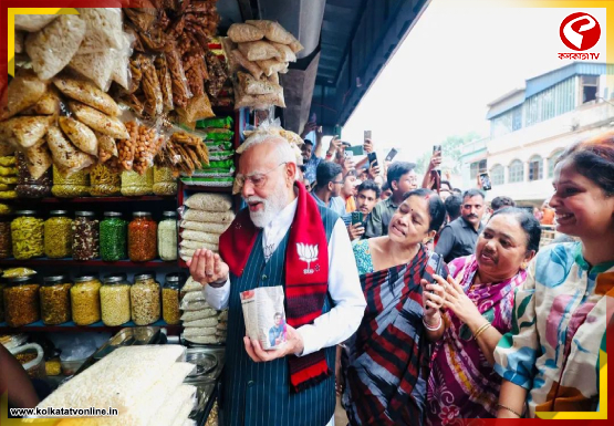 ঝাড়গ্রামে জনসংযোগে প্রধানমন্ত্রীর ‘ঝালমুড়ি’ প্রেম