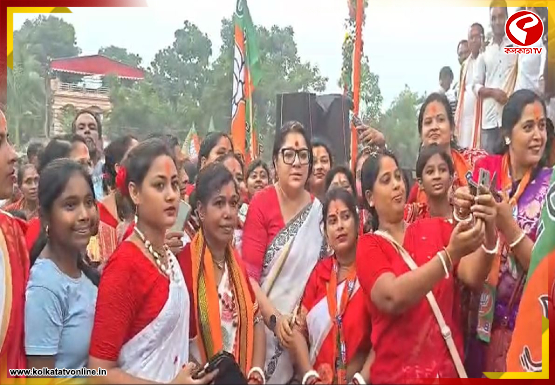 ‘প্রধানমন্ত্রী মহিলাদের হাতে পাথর ত্রিশূল তুলে দেবে, এটাই শেষ সুযোগ’ লকেটের বিতর্কিত মন্তব্য ঘিরে চাঞ্চল্য