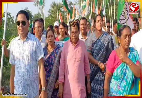 শেষ দিনে স্কুটি চড়ে পিংলায় প্রচারে তৃণমূলের প্রার্থী অজিত মাইতি