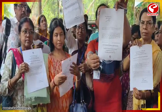 নির্বাচন কমিশনের বিরুদ্ধে অভিযোগ তুলে ডিসিআরসি কেন্দ্রে বিএলওদের বিক্ষোভ