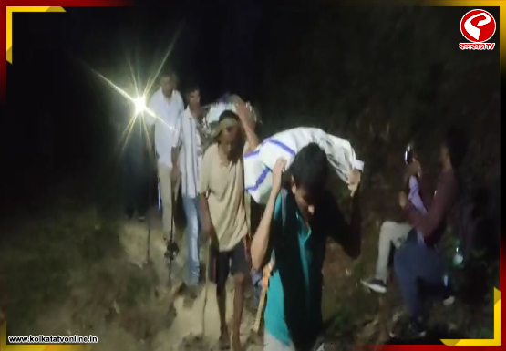 সমুদ্রপৃষ্ঠ থেকে প্রায় ৩৬০০ ফুট উঁচু, মোবাইলের টর্চ জ্বালিয়ে EVM নিয়ে ভোটকর্মীরা