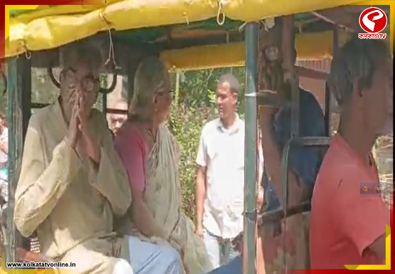 নারায়ণগড়ে টোটতে চড়ে সস্ত্রীক ভোটদান সূর্যকান্ত মিশ্রের