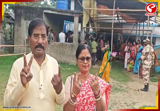 সাধারণ ভোটের লাইনে দাঁড়িয়ে সপরিবারে ভোট দিলেন জগন্নাথ সরকার