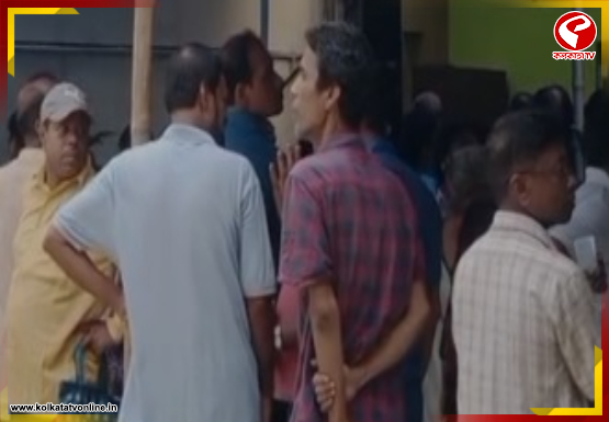 ব্রহ্মময়ী স্কুলে দীর্ঘক্ষণ লাইন নিয়ে অশান্তি ভোটারদের, সমস্যার সমাধান করলেন তৃণমূল প্রার্থী তৃণাঙ্কুর ভট্টাচার্য