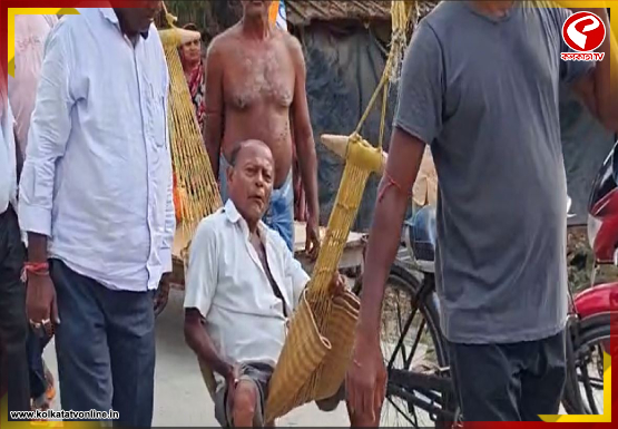 অসুস্থ ও প্রতিবন্ধী ভোটারকে ‘দোলনা’য় চাপিয়ে বুথে নিয়ে এলেন গ্রামবাসীরা