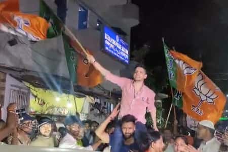 একবালপুর থানার সামনে তৃণমূল-বিজেপি সংঘর্ষ!