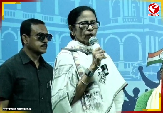 ১০টাকা নিয়ে এসেছে পকেটে করে, রাজনীতি করবে বলে, মোদিকে তোপ মমতার