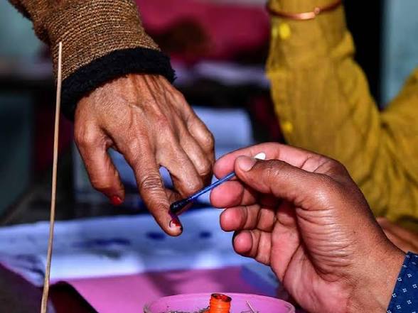 বিদ্যুৎই নেই কলকাতার ১০০-র বেশি বুথে, কড়া নির্দেশ কমিশনের