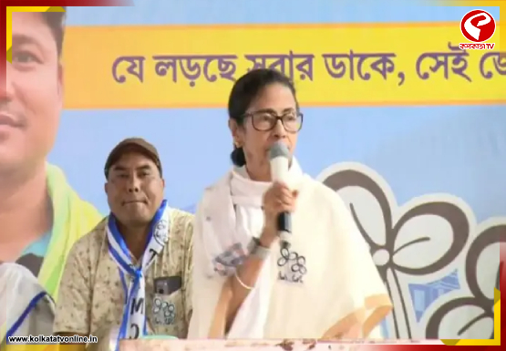 ‘নির্লজ্জ অর্থমন্ত্রী কার্ড বিলি করছেন’, নির্মলাকে তোপ মমতা’র