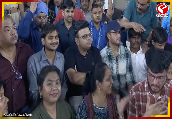 ভিআইপি বক্স ছেড়ে সাধারণ দর্শকের মাঝে, ভাইরাল শাহ-সৌরভের ছবি
