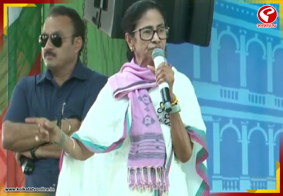 ‘বিজেপি, সিপিএম, কংগ্রেসের বাড়িতে তো হানা দেওয়া হয় না’, কেন্দ্রীয় সংস্থার বিরুদ্ধে ক্ষোভ মমতা’র