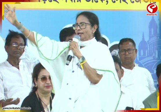 ‘কেন্দ্রীয় বাহিনীকে দায়িত্ব দেওয়া হয়েছে ইভিএম লুট করার’, অভিযোগ মমতা’র