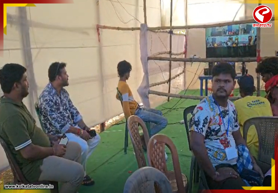 কমিশন-বাহিনীর উপর ভরসা নেই, আসানসোলে স্ট্রং রুমে পাহারা তৃণমূল কর্মীদের