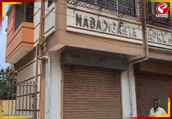 গড়িয়ায় রহস্যমৃত্যু স্ত্রী’র, পলাতক অধ্যাপক স্বামী!
