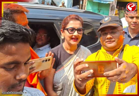 বিজেপি সমর্থকদের সঙ্গে সৌজন্য বিনিময় রচনার! ভোটগ্রহণের দিন তুললেন সেলফিও