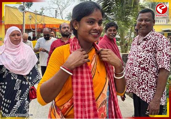 গোবর ছড়িয়ে ‘শুদ্ধিকরণ’, রেখা পাত্রকে সঙ্গে নিয়ে ব্যতিক্রমী বিজয় উৎসব বিজেপির
