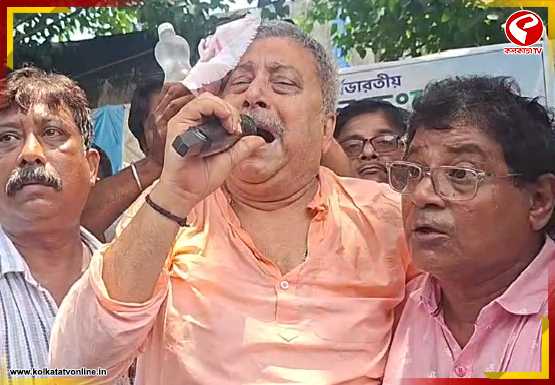 চণ্ডীতলা থানায় ডেপুটেশন দিতে যাওয়ার পথে বিক্ষোভের মুখে কল্যাণ! ঢিল লেগে মাথায় চোট পেয়ে পড়ে গেলেন সাংসদ