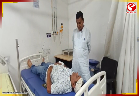 আহত তৃণমূল কর্মীকে নিয়ে  হাসপাতালে বিদায়ী মন্ত্রী স্বপন দেবনাথ
