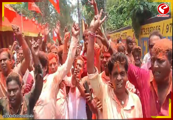 এক দুই জায়গা থেকে জয়ের খবর আসতেই উচ্ছ্বাস বিজেপি কর্মীদের মধ্যে