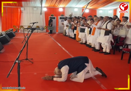 ব্রিগেডের মঞ্চ থেকে বাংলার মানুষকে হাঁটু গেড়ে প্রণাম প্রধানমন্ত্রীর