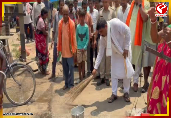 ঝাঁটা হাতে সাঁইথিয়ার রাস্তায় কৃষ্ণকান্ত সাহা, পরিষ্কার অভিযানে বিধায়ক